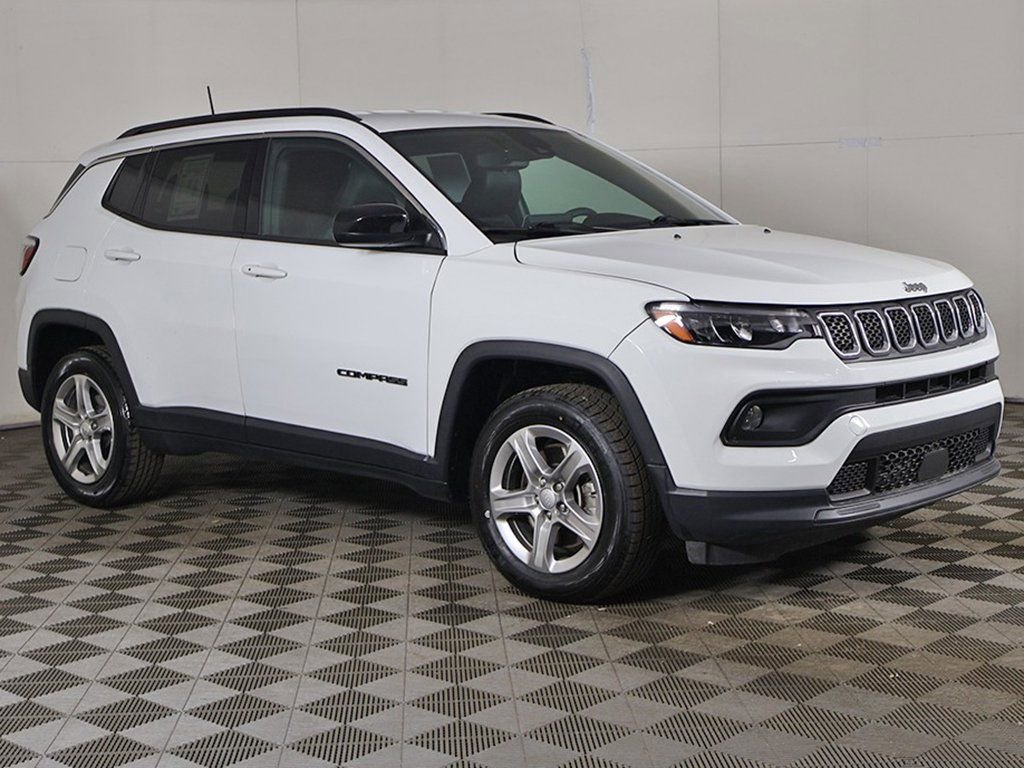 Used 2023 Jeep Compass Latitude image 2