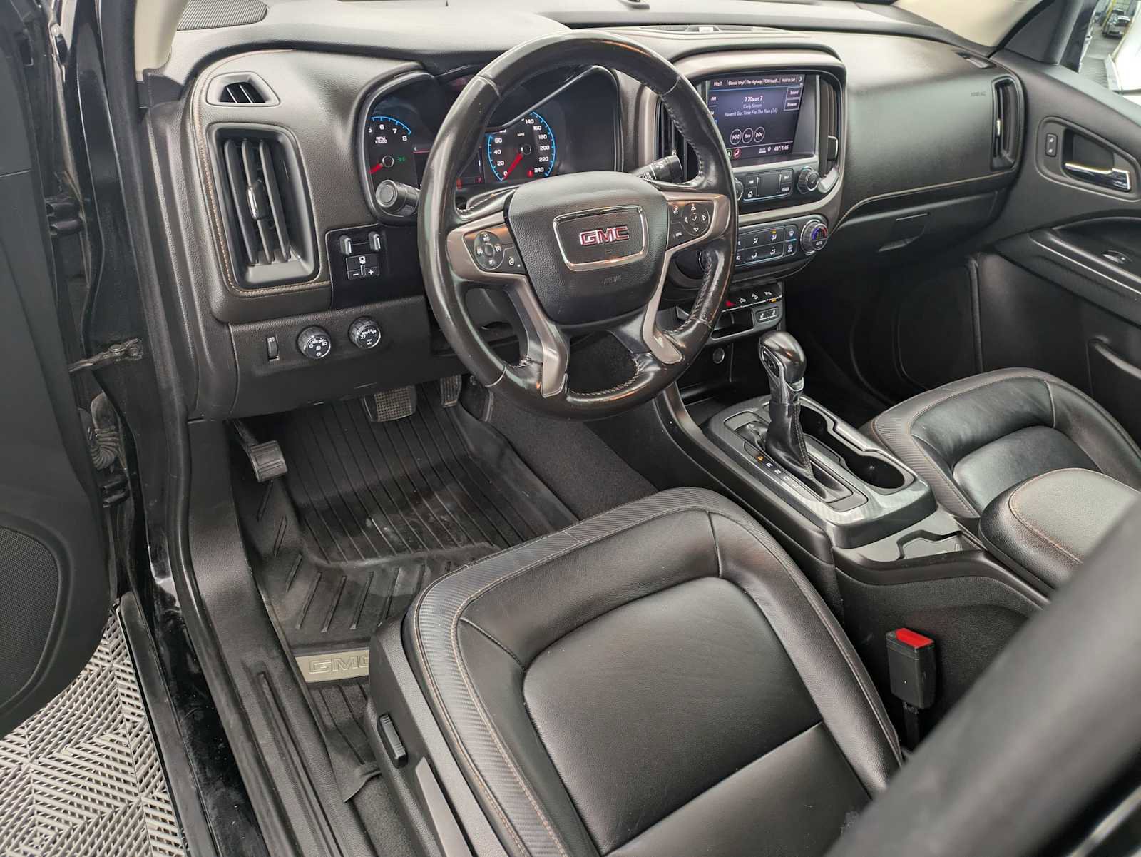 Used 2022 GMC Canyon AT4 image 2