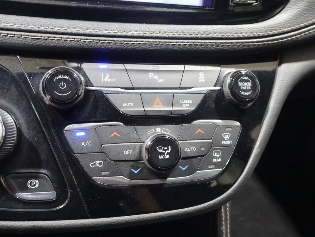 Used 2021 Chrysler Pacifica Limited w/ Uconnect Theater Family Group FWD image 25