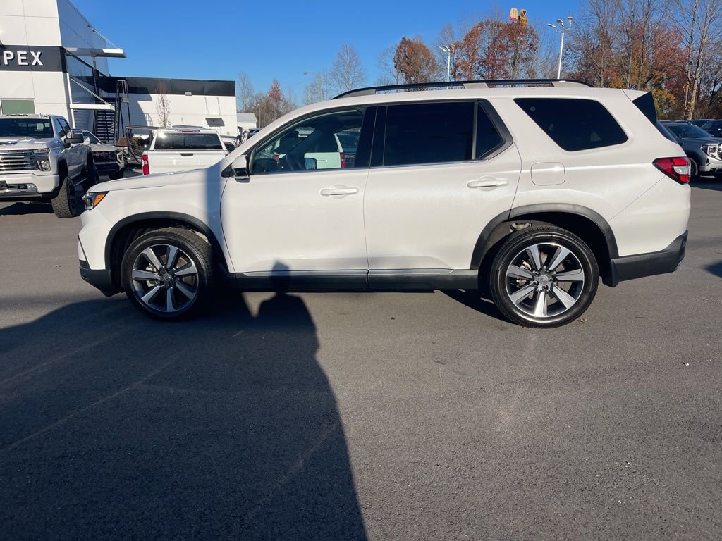 Used 2025 Honda Pilot Touring image 2