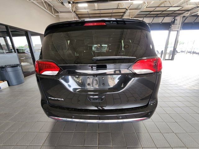 Used 2018 Chrysler Pacifica Touring-L w/ Premium Audio Group image 5
