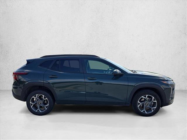 Used 2025 Chevrolet Trax LT FWD image 4