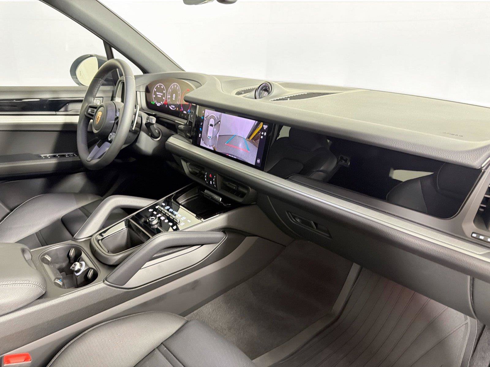Certified 2025 Porsche Cayenne AWD/4WD image 29