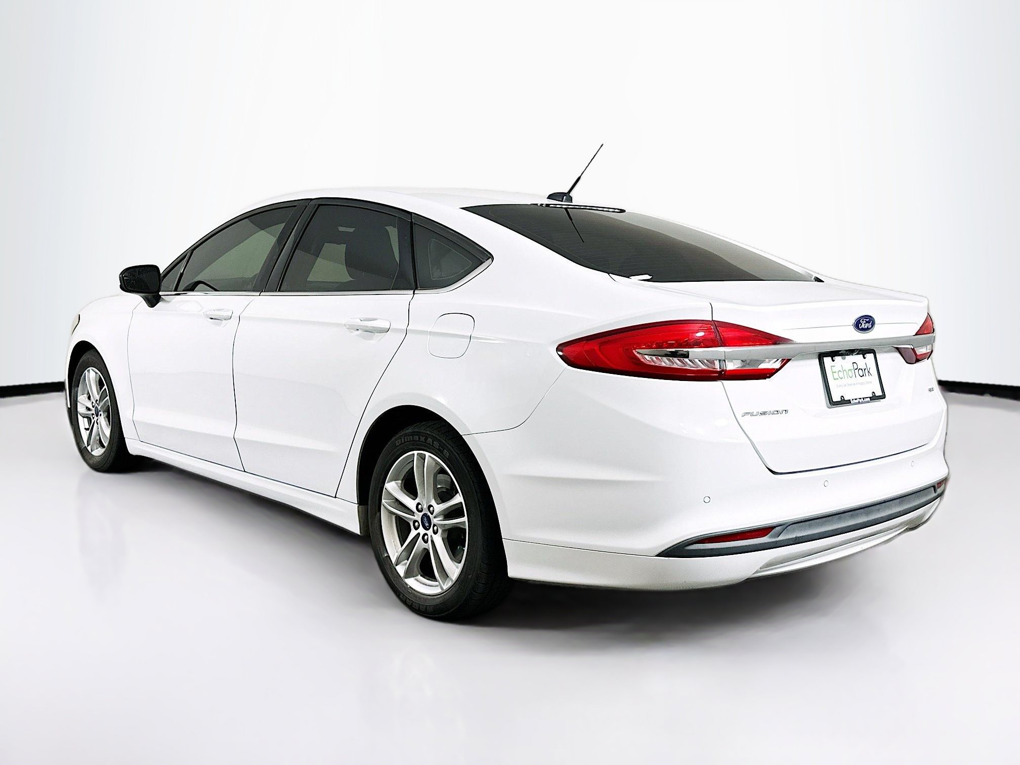 Used 2018 Ford Fusion SE w/ Fusion SE Technology Package FWD image 5