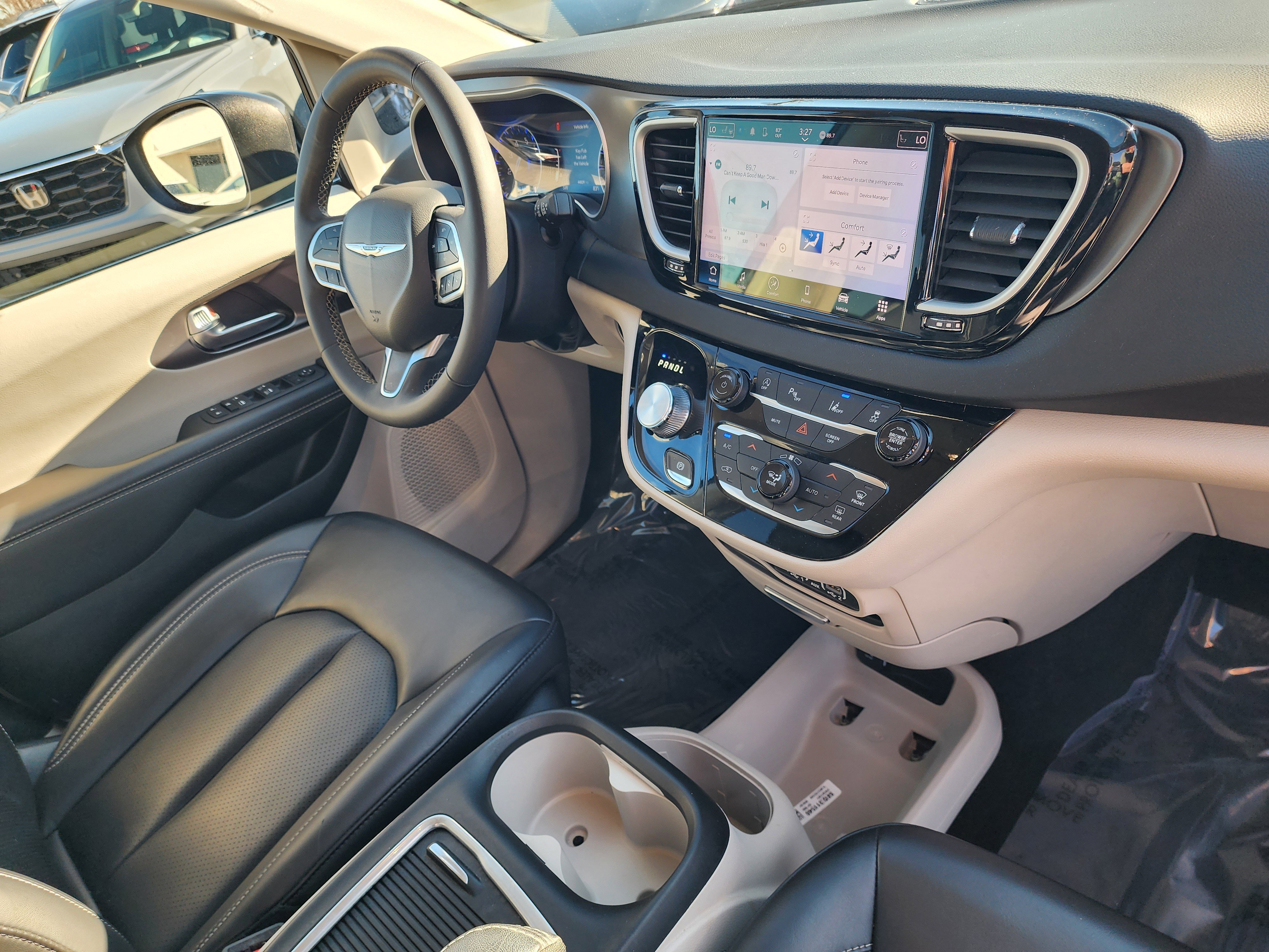 Used 2023 Chrysler Pacifica Touring-L image 15