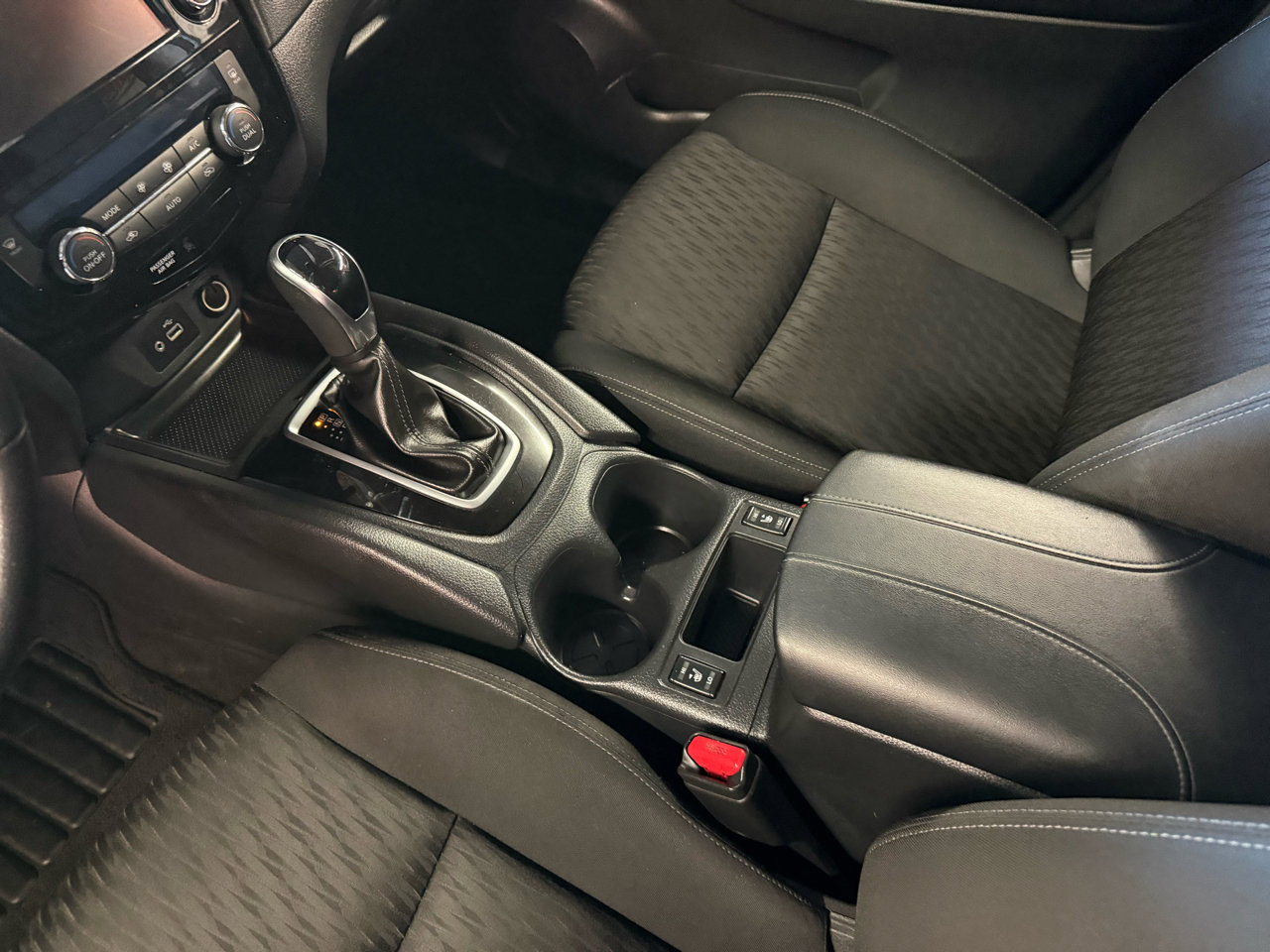 Used 2020 Nissan Rogue SV image 15