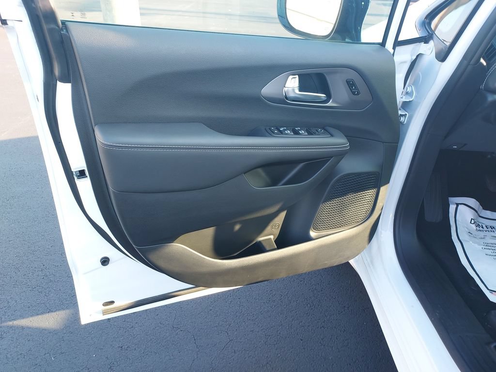 New 2026 Chrysler Pacifica Select FWD image 12