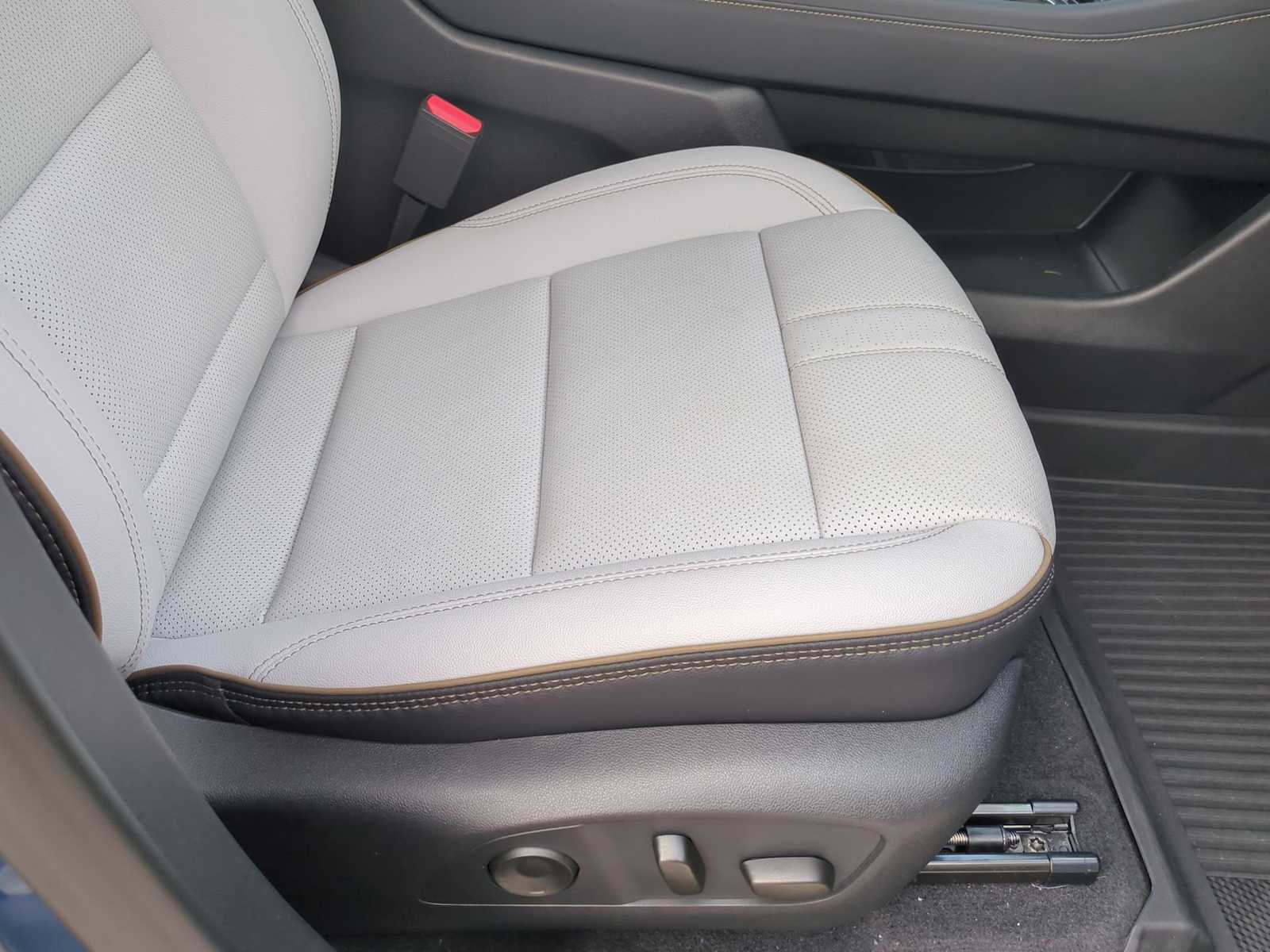 Used 2026 Chevrolet Traverse High Country w/ LPO, Floor Liner Package FWD image 28