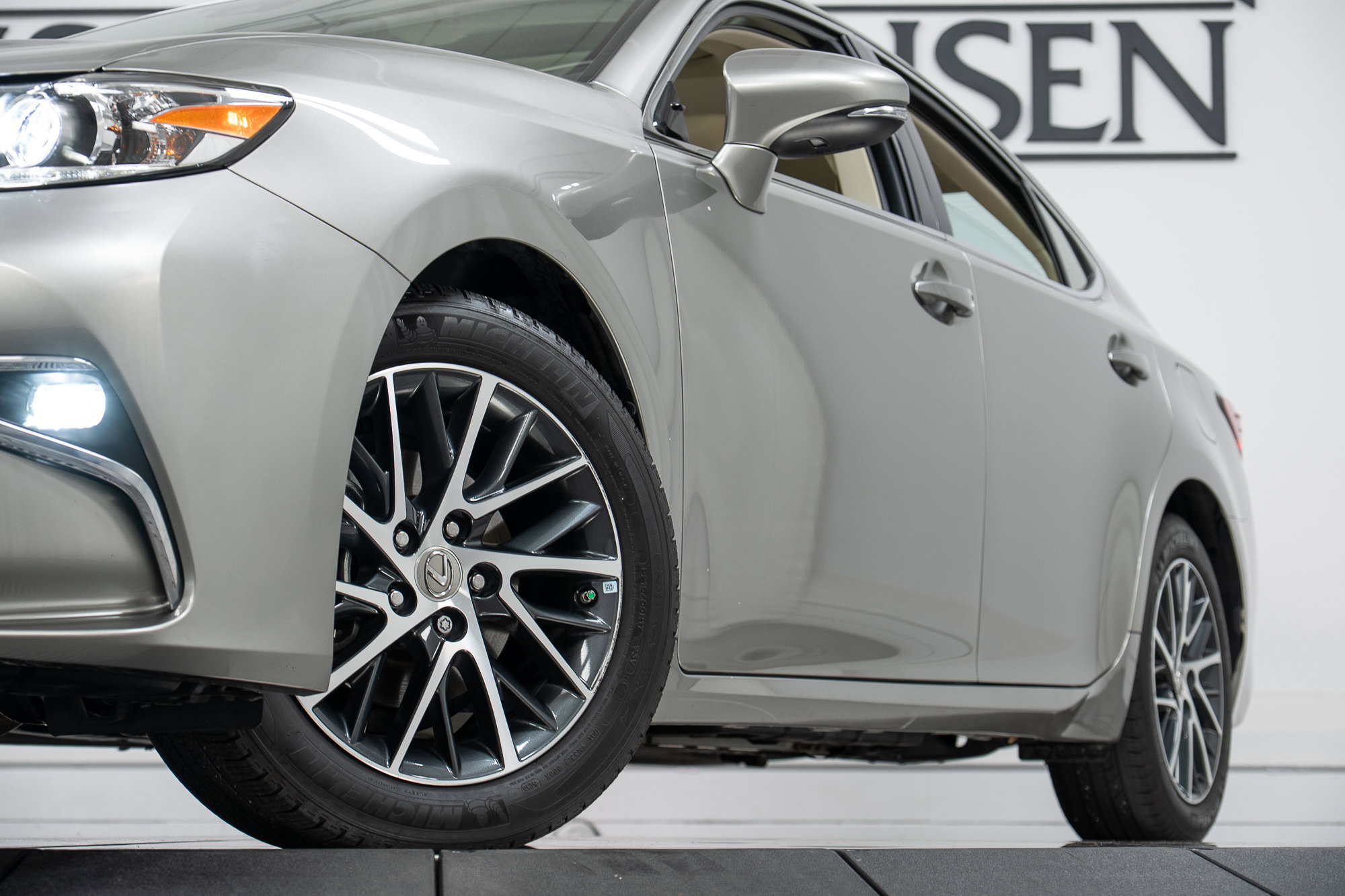 Used 2016 Lexus ES 350 w/ Luxury Package w/Wood Trim image 27