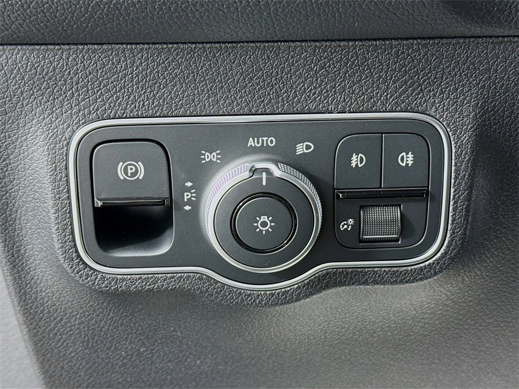 Used 2025 Mercedes-Benz GLB 250 4MATIC image 10