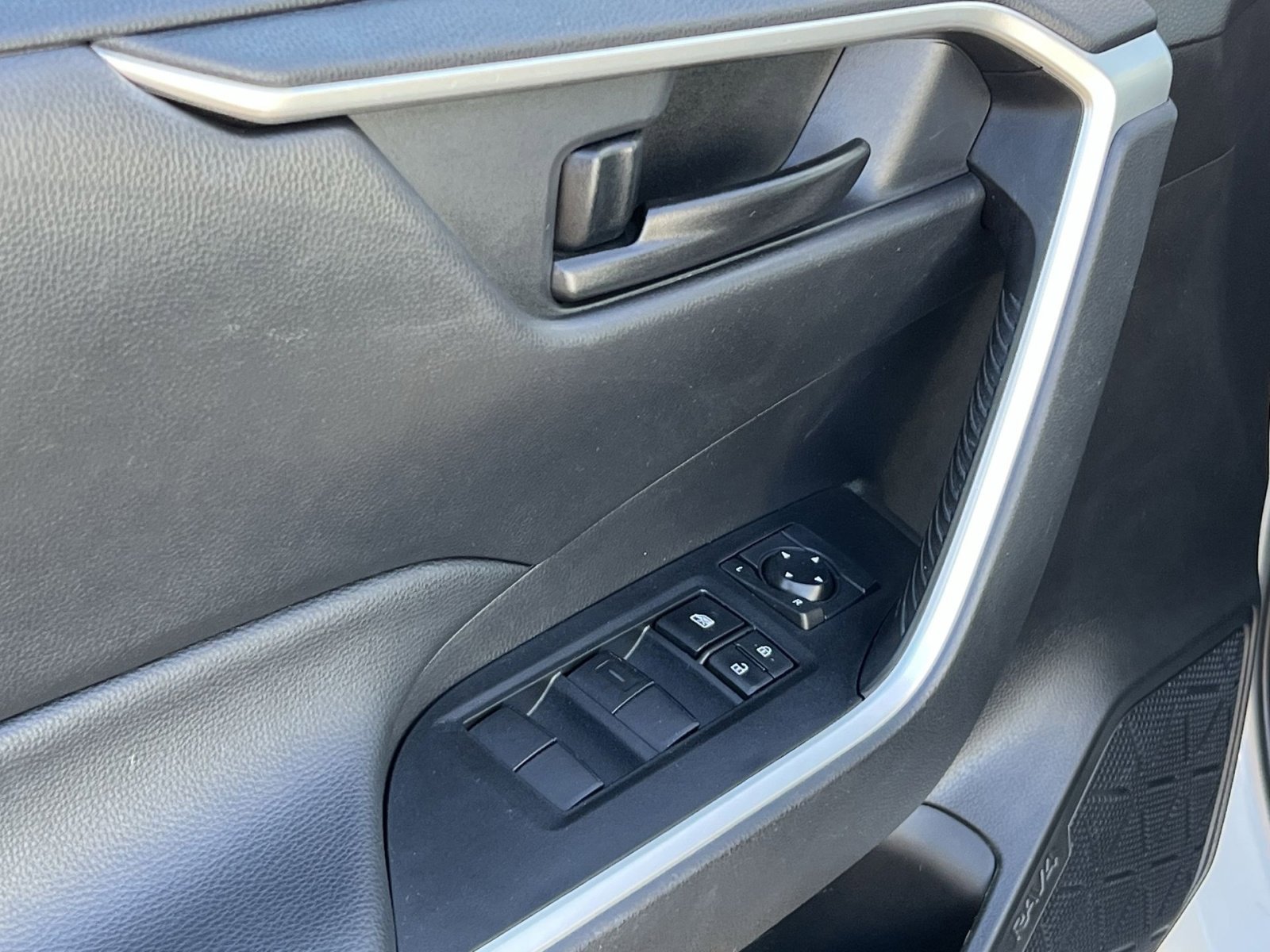 Used 2023 Toyota RAV4 LE image 13