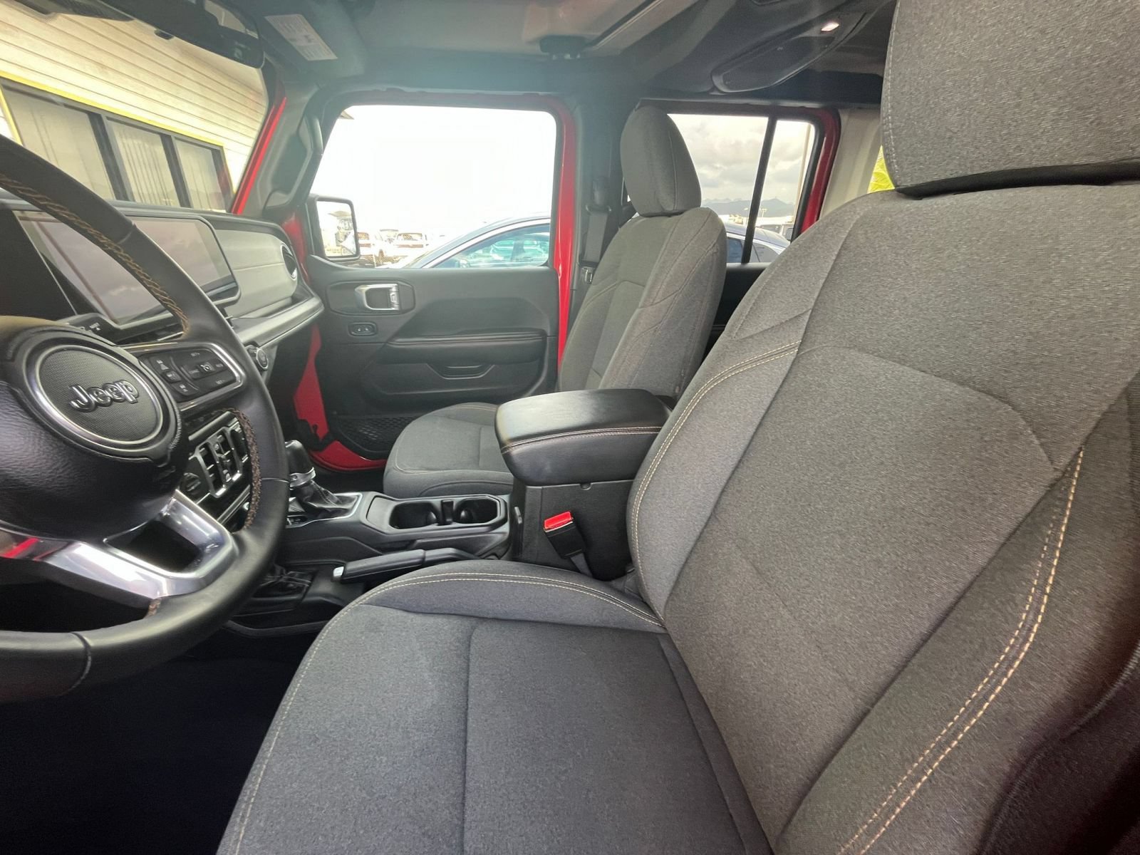 Used 2025 Jeep Wrangler Unlimited Sahara AWD/4WD image 26