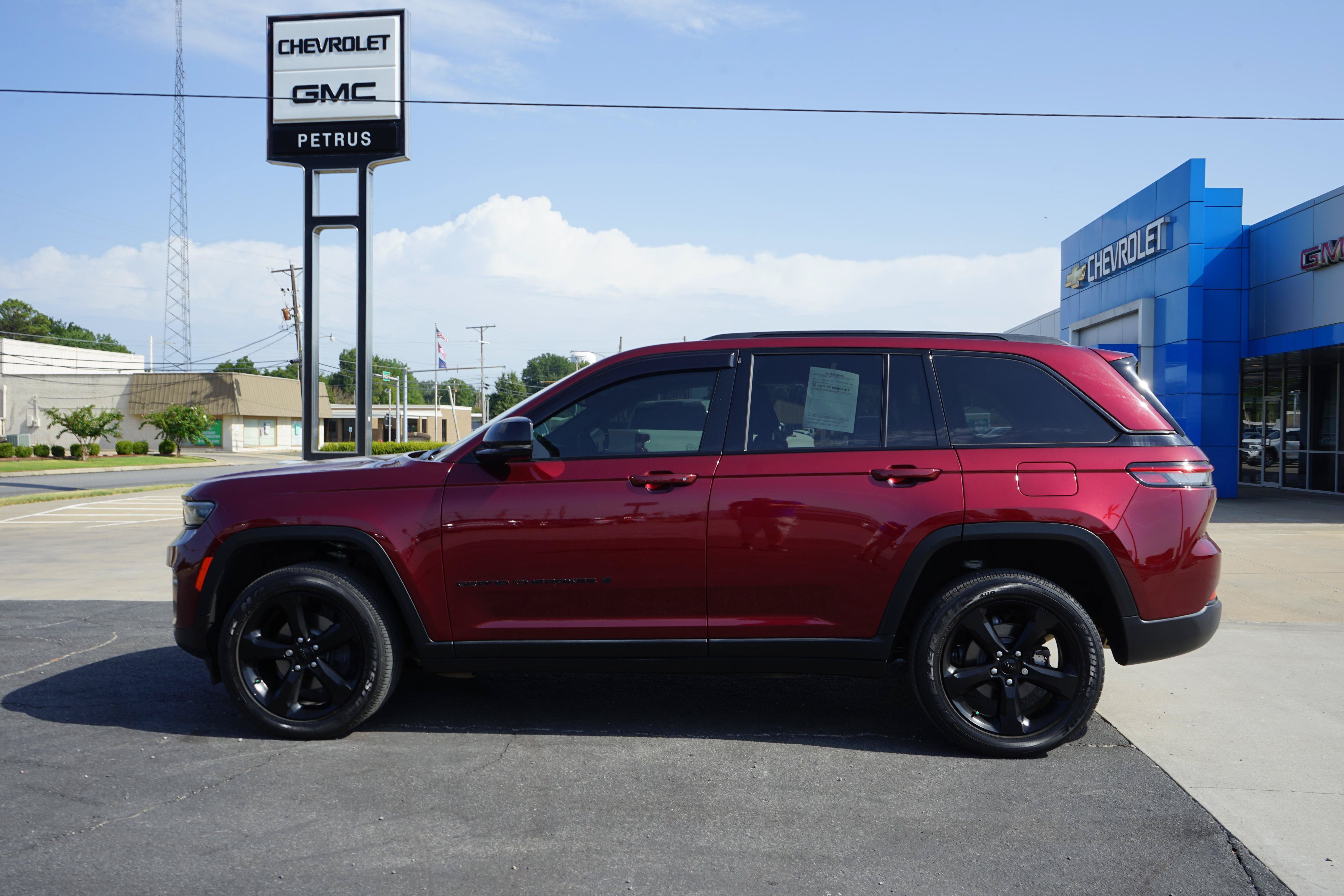 Used 2024 Jeep Grand Cherokee Altitude AWD/4WD image 2