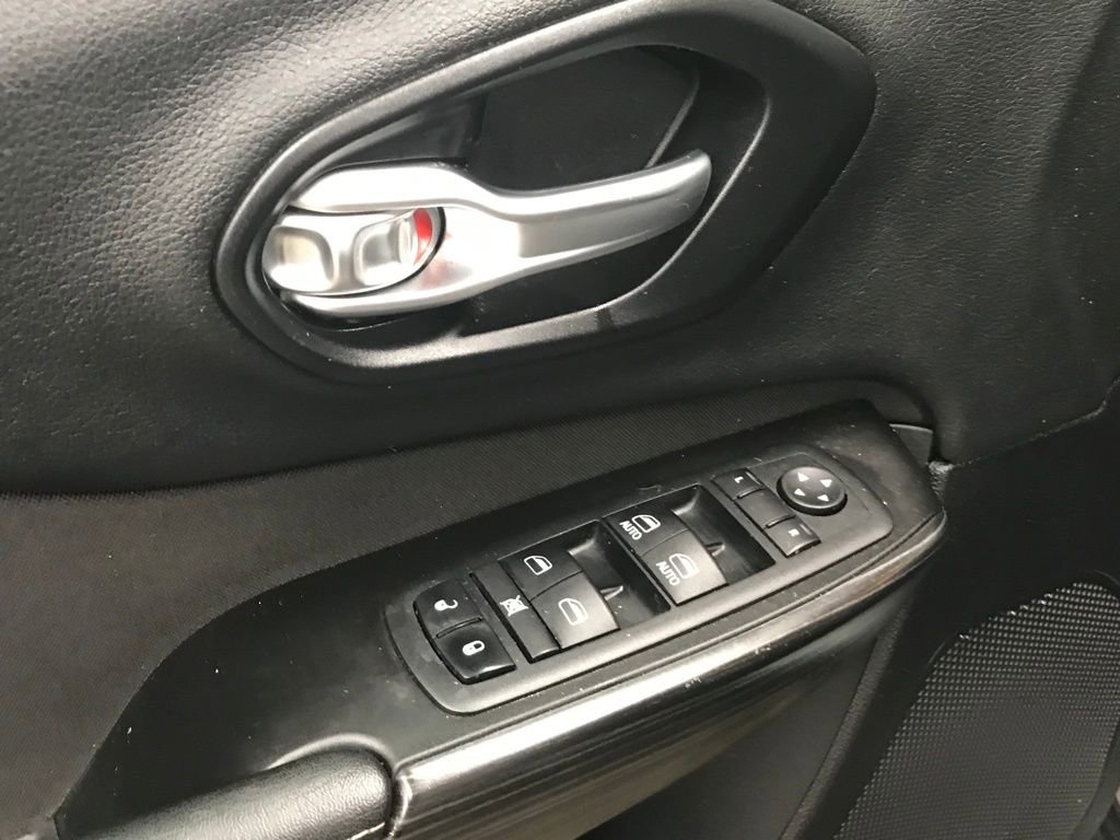 Used 2014 Jeep Cherokee Latitude image 10