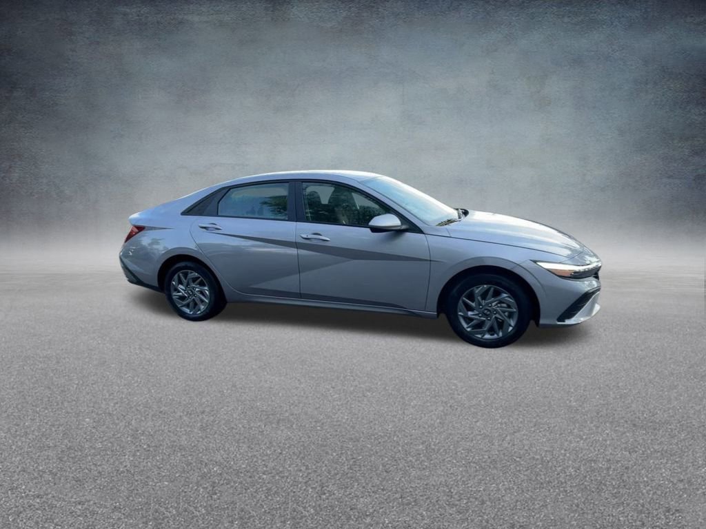 Used 2025 Hyundai Elantra Blue image 26