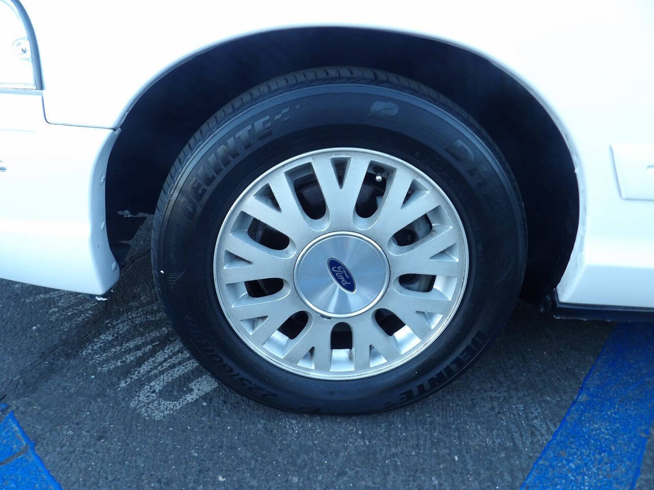Used 2005 Ford Crown Victoria LX RWD image 13