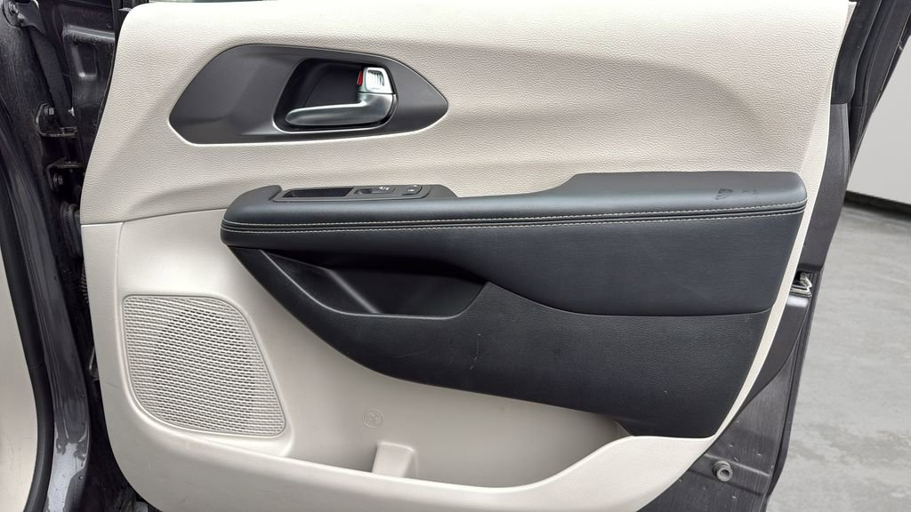 Used 2023 Chrysler Pacifica Touring-L FWD image 10