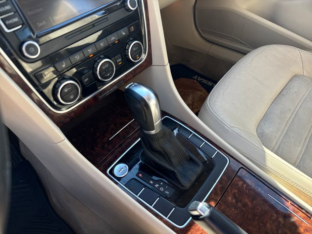 Used 2012 Volkswagen Passat TDI SEL Premium image 17