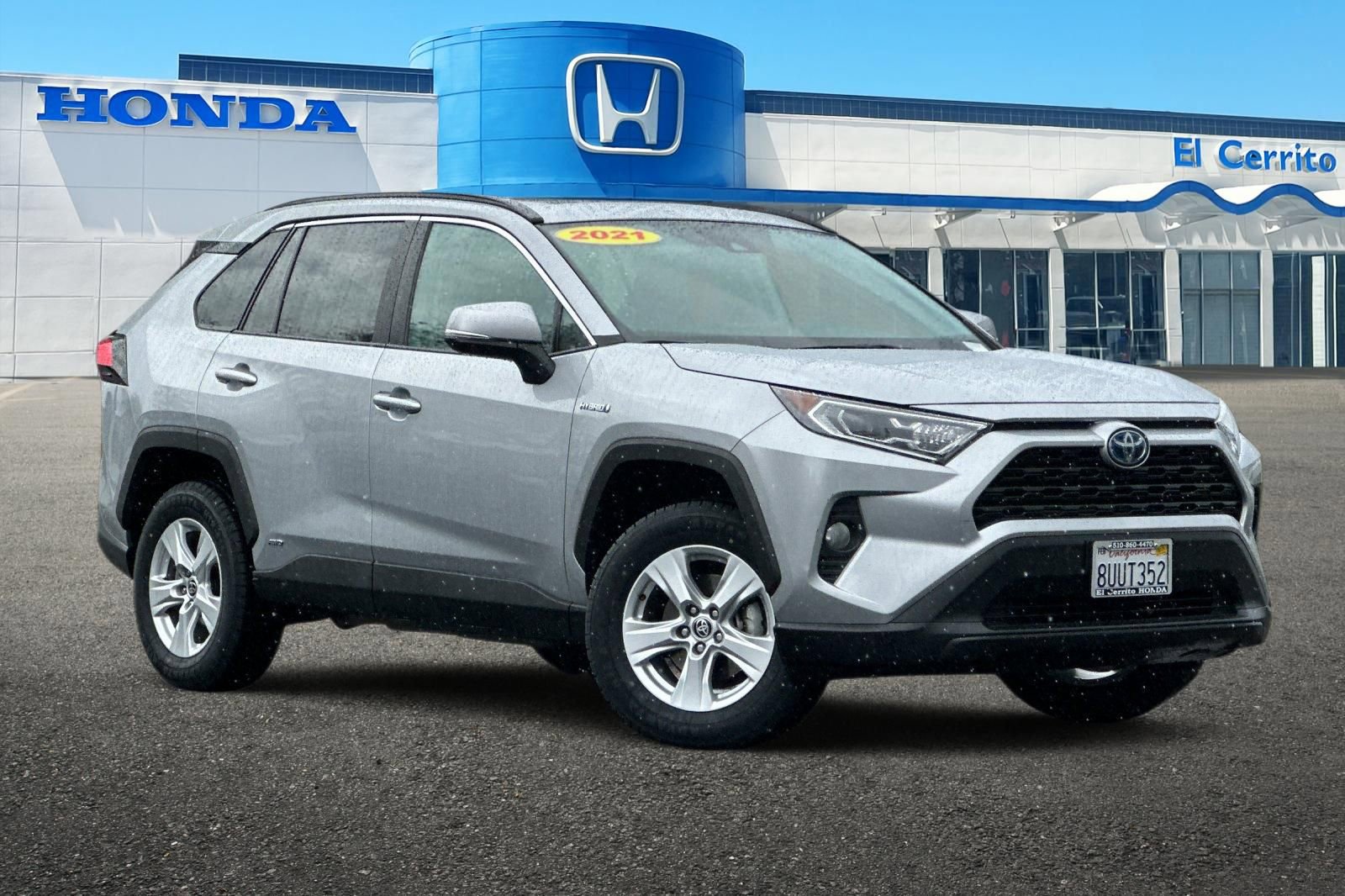 Used 2021 Toyota RAV4 XLE w/ Convenience Package image 1