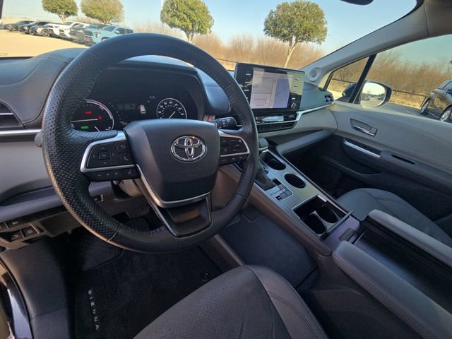 Used 2024 Toyota Sienna Limited image 17