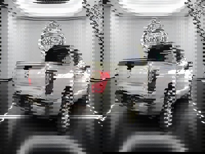 Used 2018 Nissan Titan SV image 5