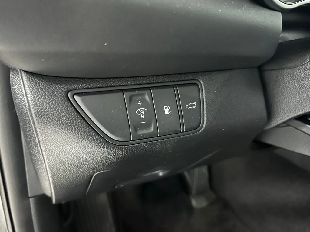 Used 2025 Genesis G70 2.5T image 15