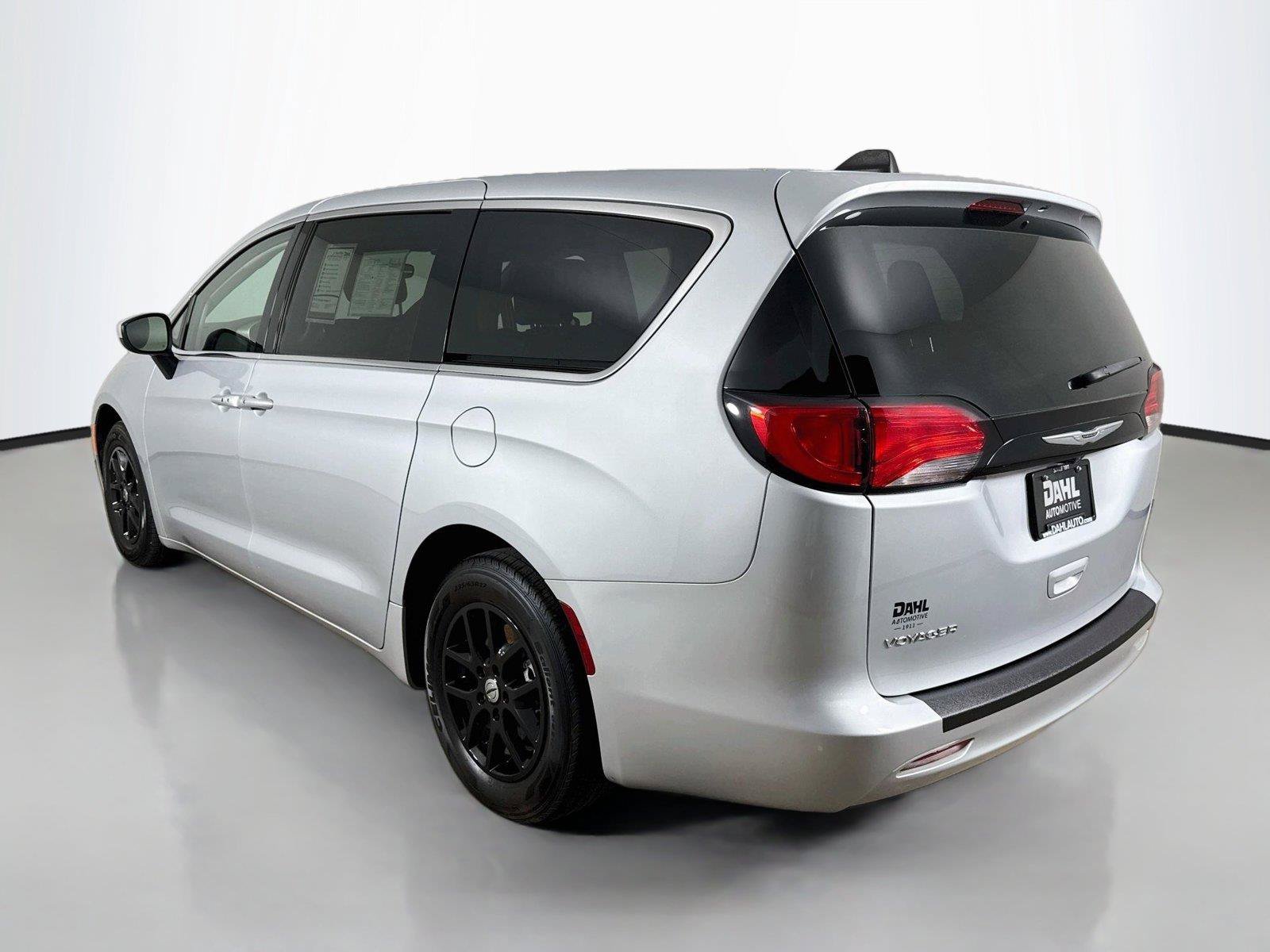 Used 2023 Chrysler Voyager LX FWD image 10