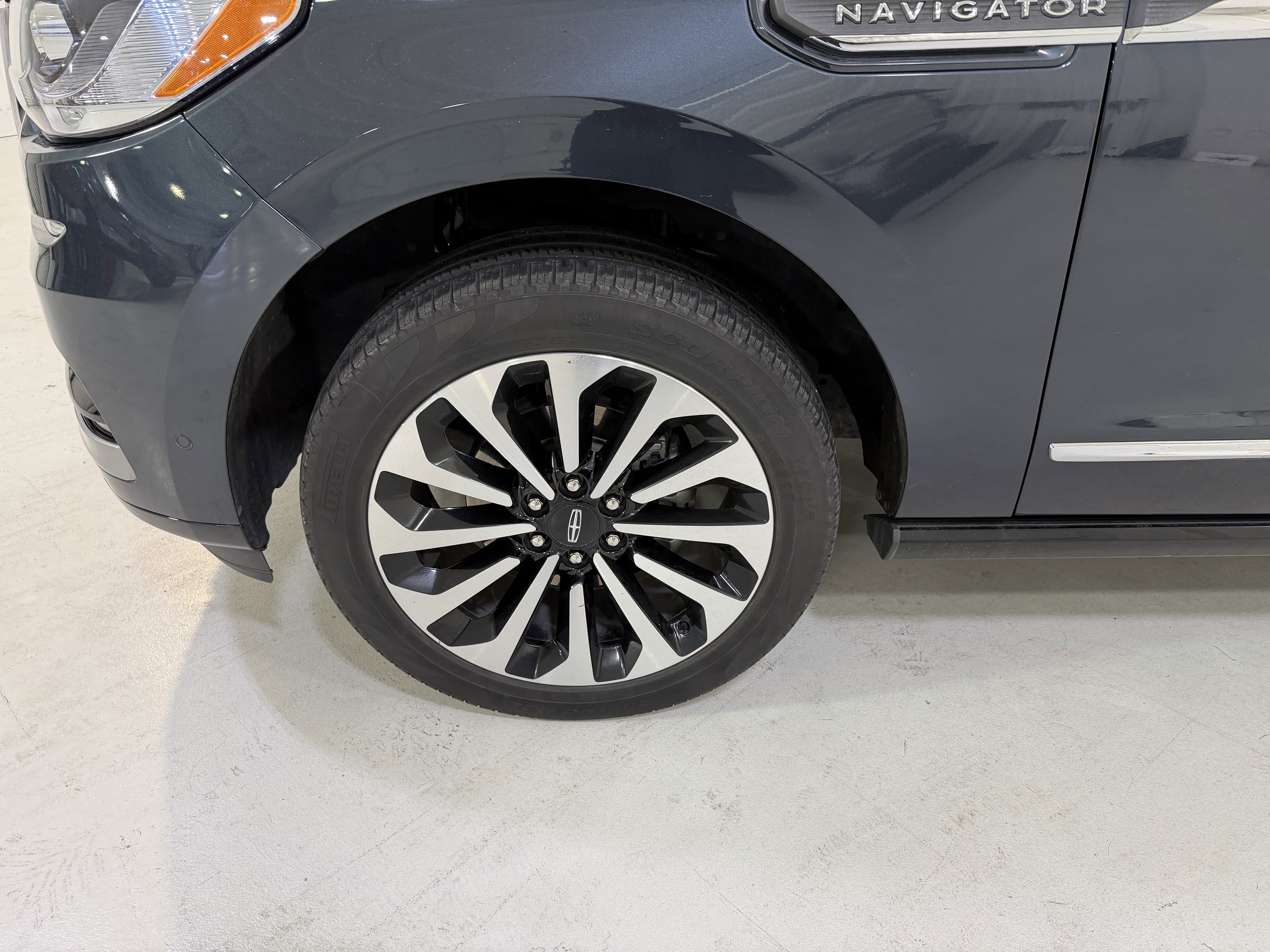 Used 2022 Lincoln Navigator Reserve image 9