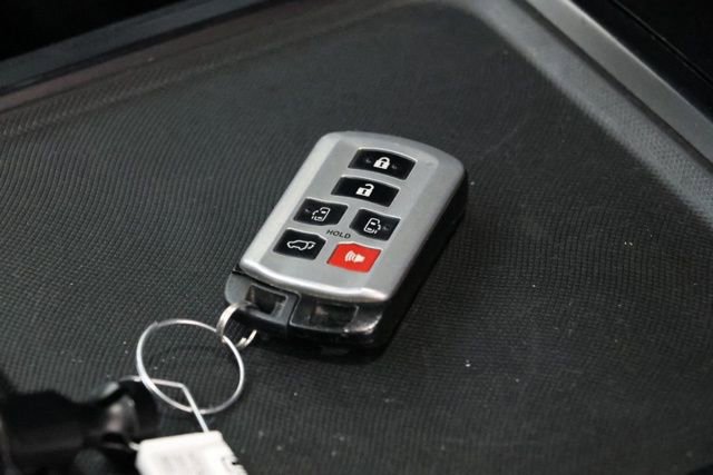 Used 2017 Toyota Sienna SE w/ SE Preferred Package FWD image 34