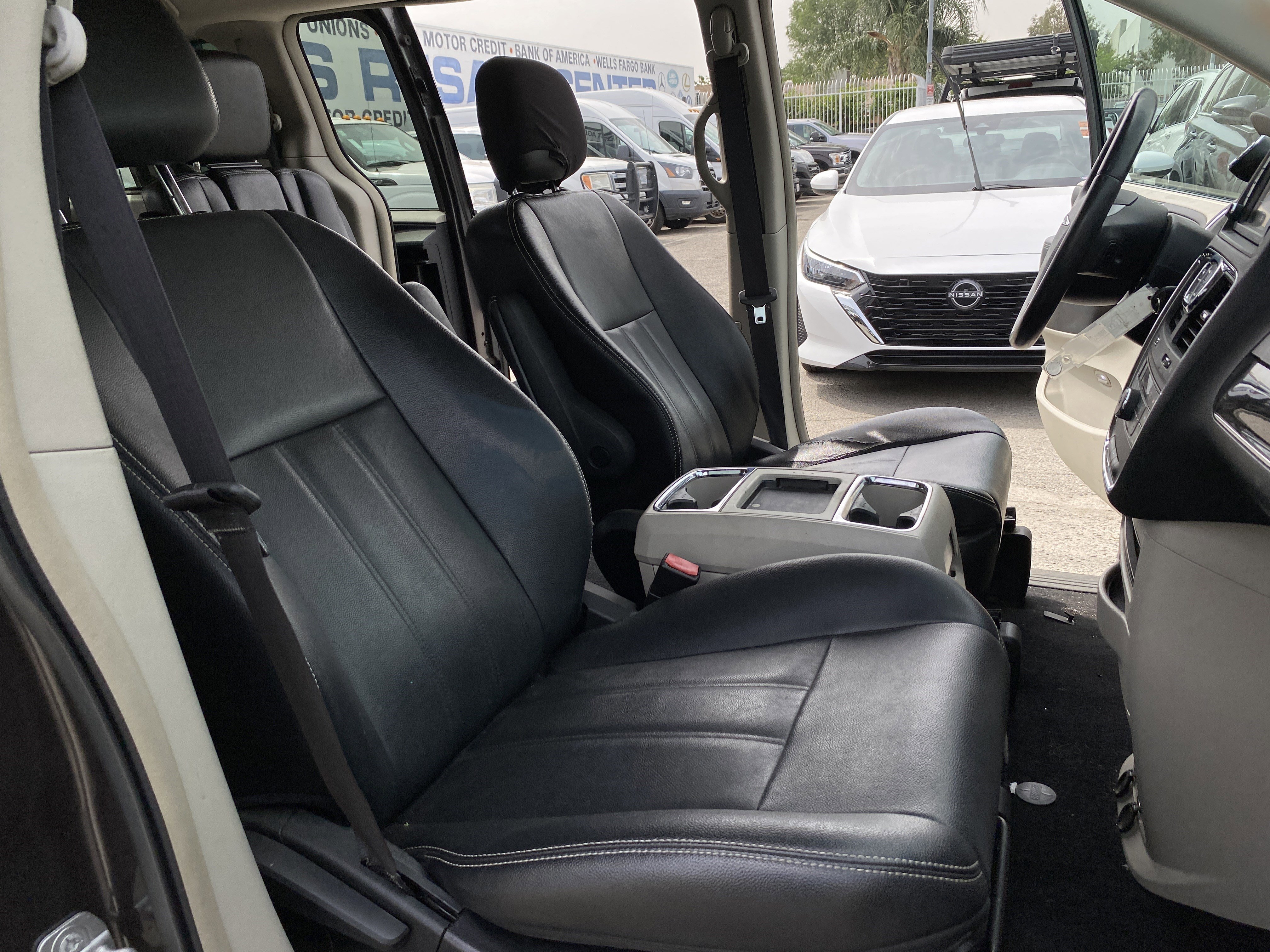 Used 2015 Chrysler Town & Country Touring FWD image 25