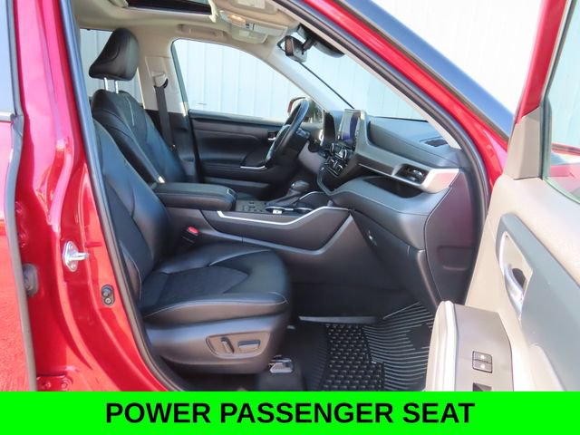 Used 2024 Toyota Highlander LE AWD/4WD image 24