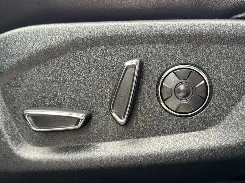 Used 2018 Ford Explorer Platinum image 47