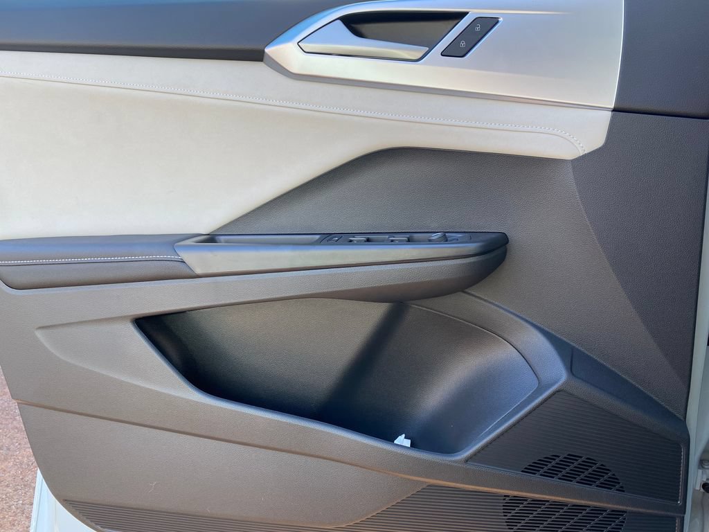 New 2026 Volkswagen Taos SE FWD image 13