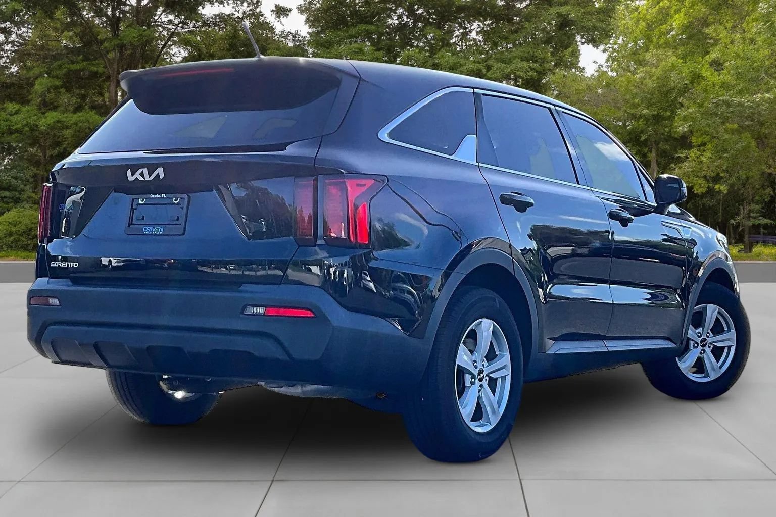 Used 2023 Kia Sorento LX FWD image 2