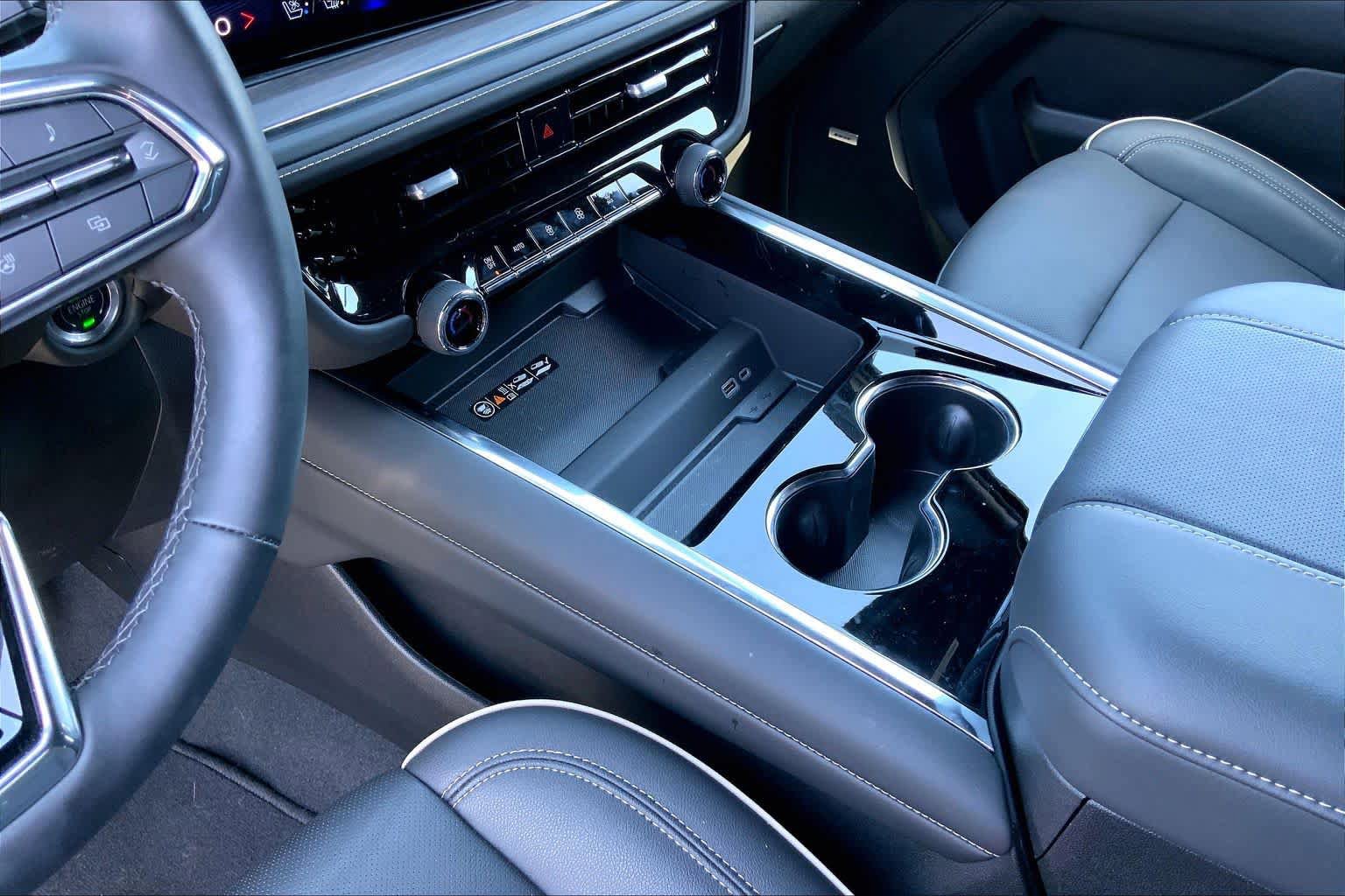 Used 2025 Chevrolet Suburban Premier RWD image 16