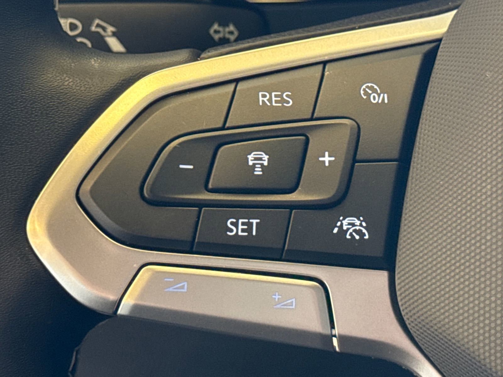 Certified 2024 Volkswagen Taos SE image 33