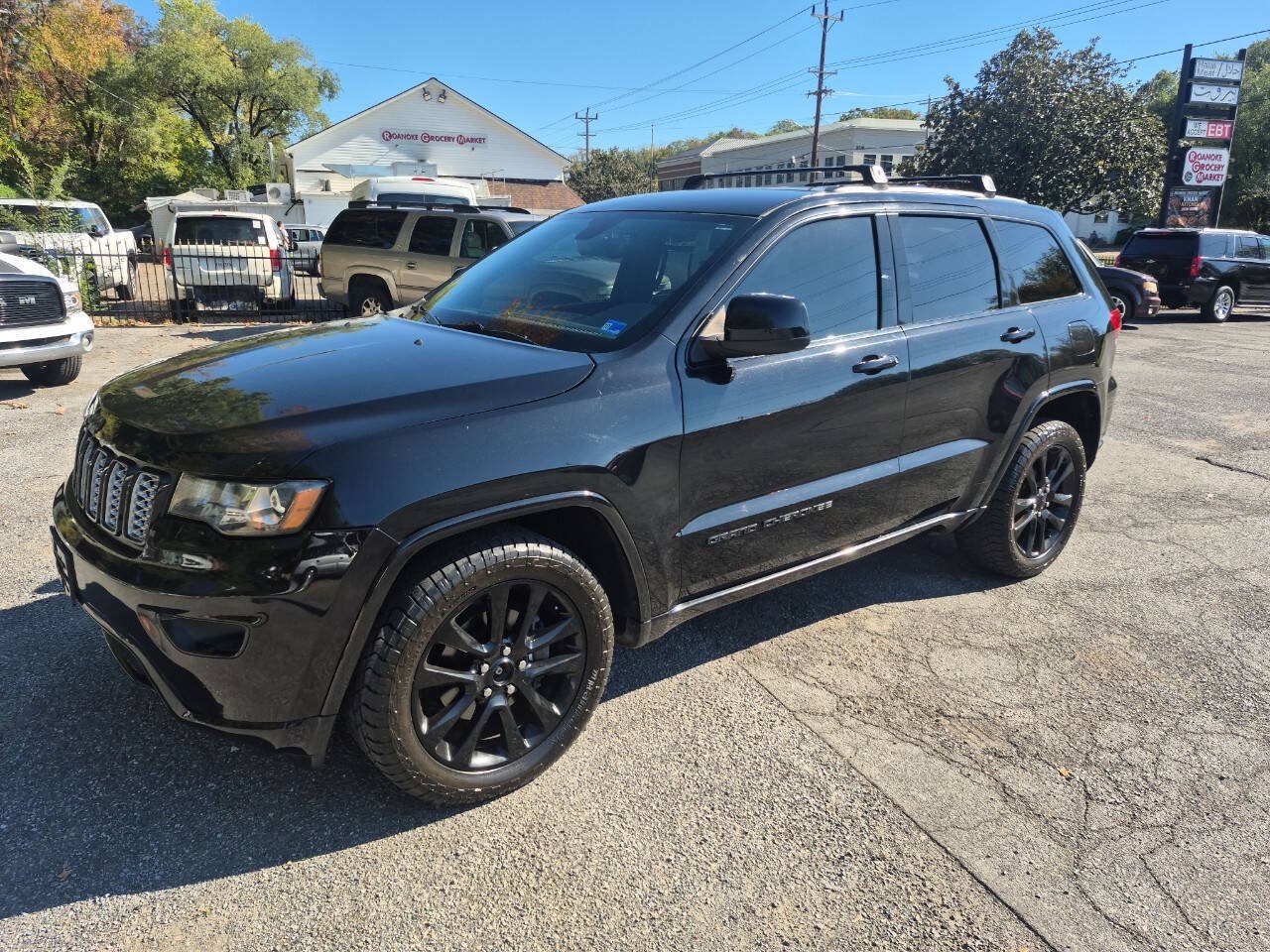 Used 2017 Jeep Grand Cherokee Altitude AWD/4WD image 2