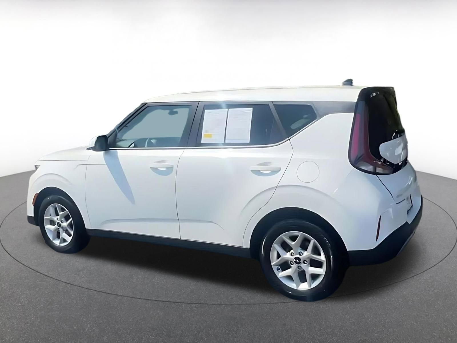 Used 2025 Kia Soul LX w/ LX Technology Package FWD image 10