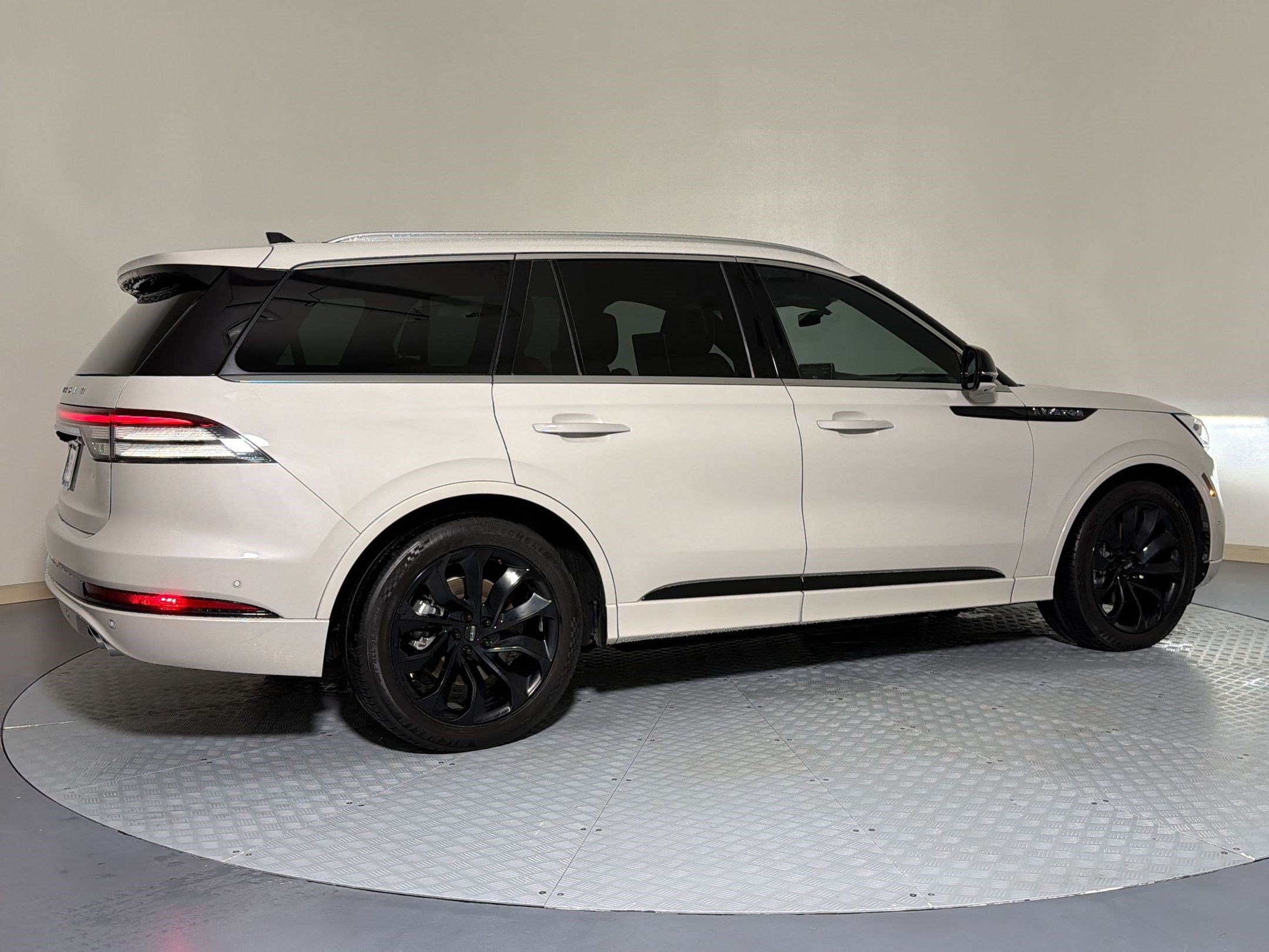 Used 2022 Lincoln Aviator Grand Touring w/ Equipment Group 301A AWD/4WD image 9
