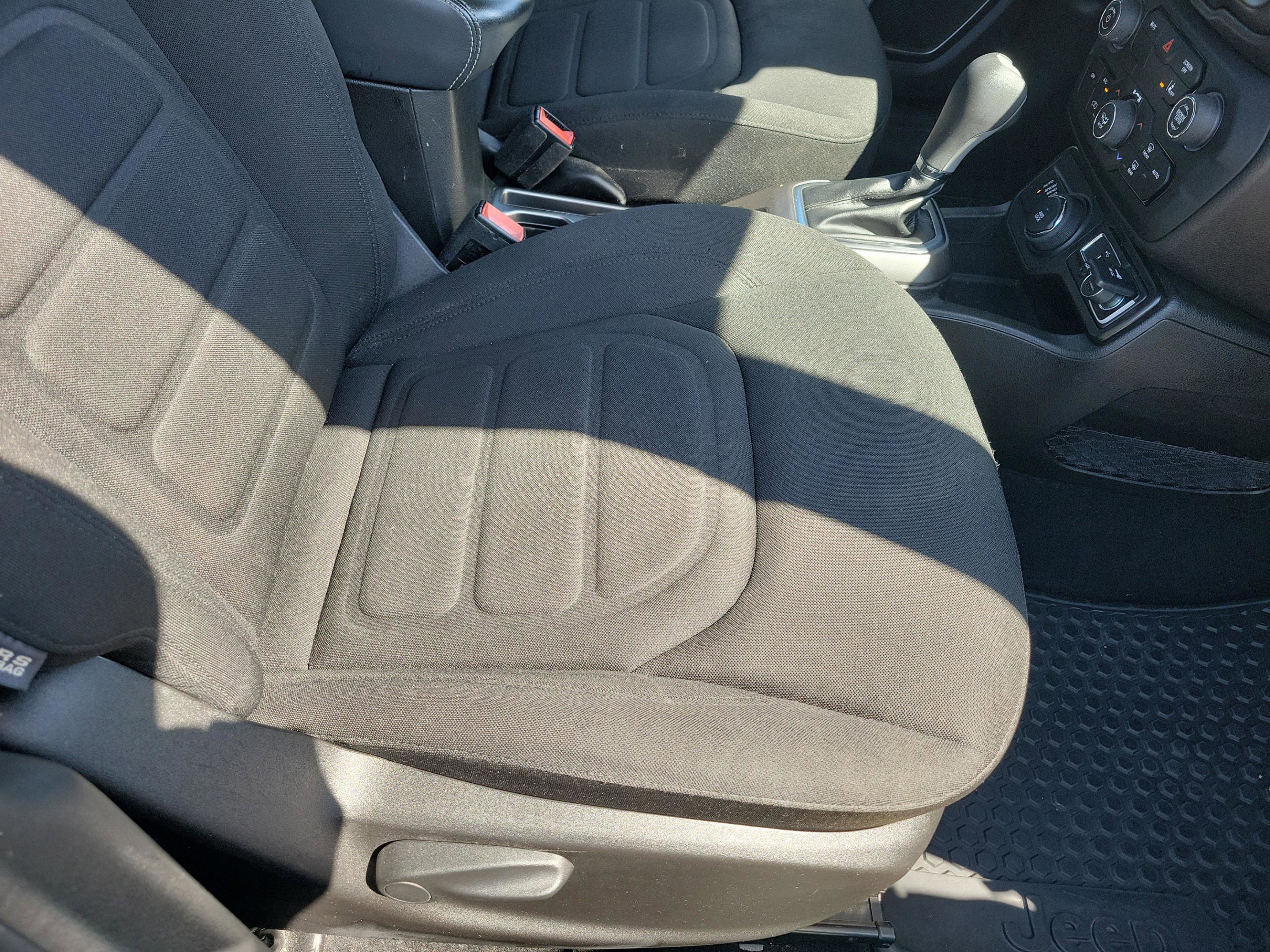 Used 2022 Jeep Renegade Latitude w/ Convenience Group AWD/4WD image 19