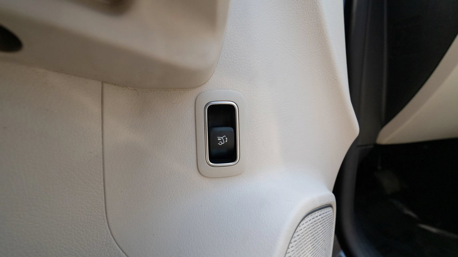 Used 2021 Mercedes-Benz GLB 250 4MATIC w/ Premium Package image 33