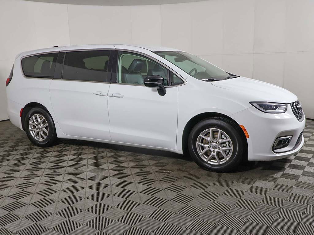 Used 2024 Chrysler Pacifica Touring-L image 12