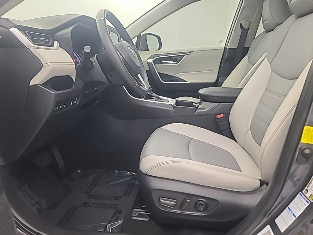 Used 2022 Toyota RAV4 XLE Premium AWD/4WD image 27