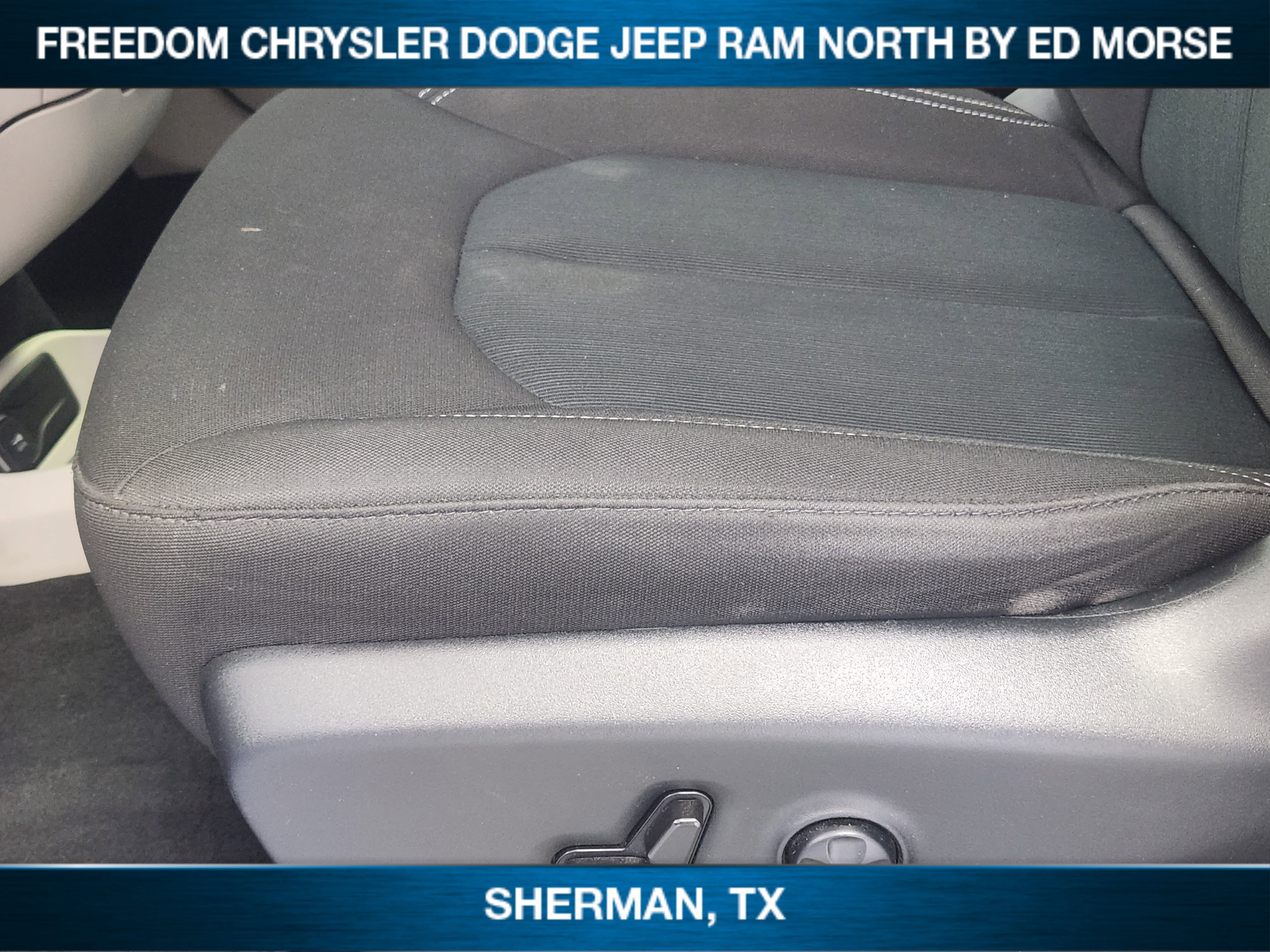 Used 2023 Chrysler Voyager LX image 18