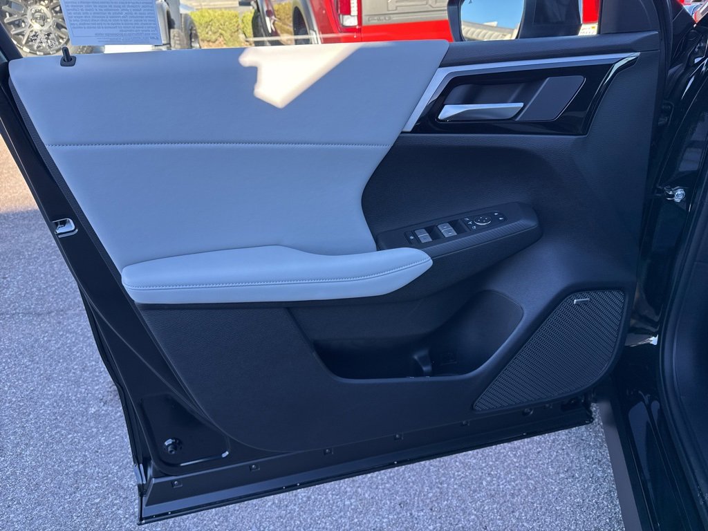 New 2025 Mitsubishi Outlander SE image 28