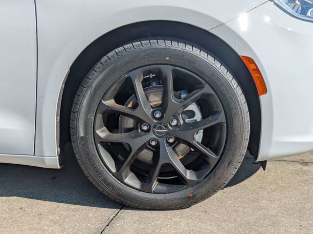 Used 2025 Chrysler Pacifica Limited image 11