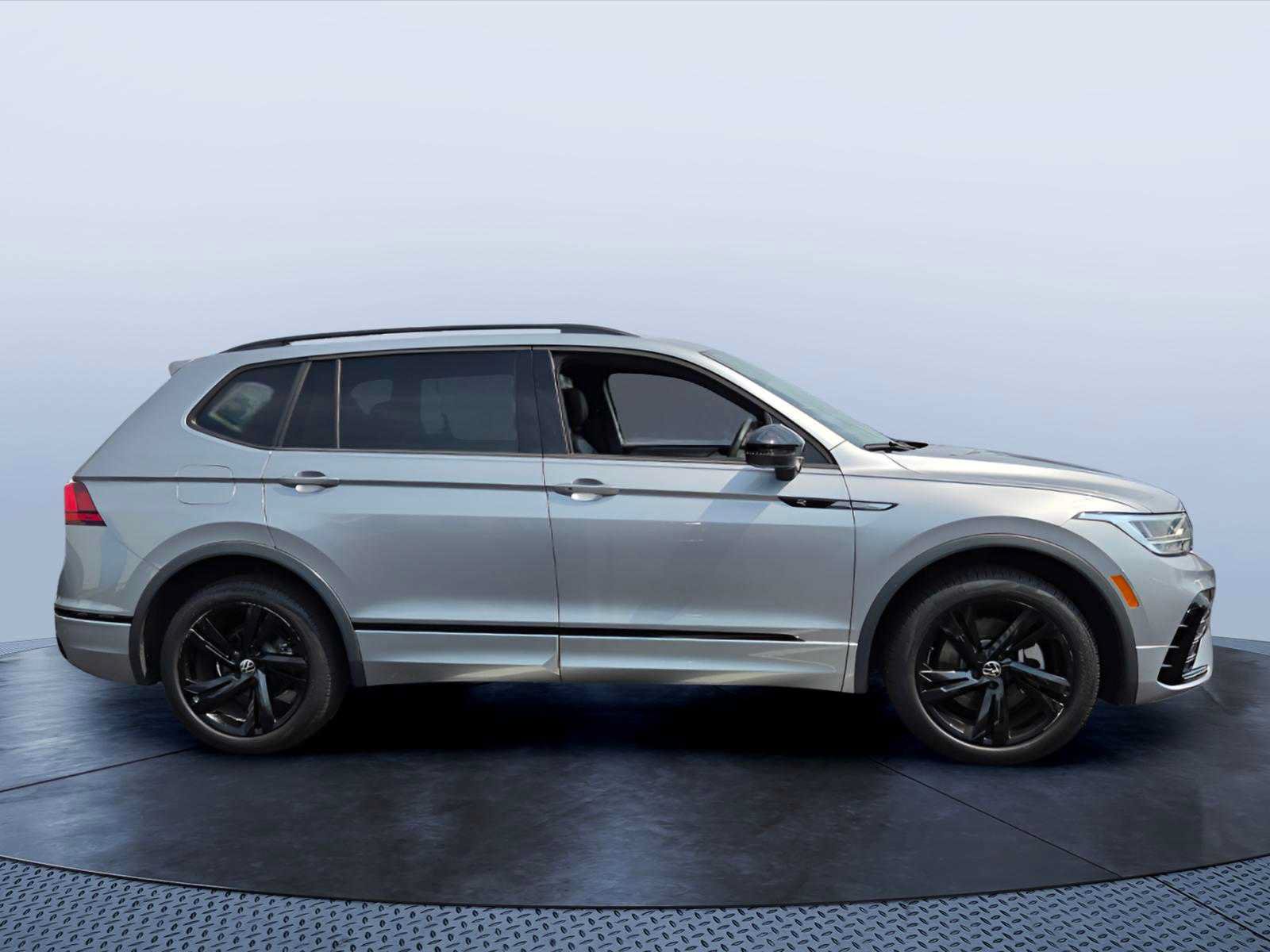 Used 2024 Volkswagen Tiguan SE R-Line FWD image 7