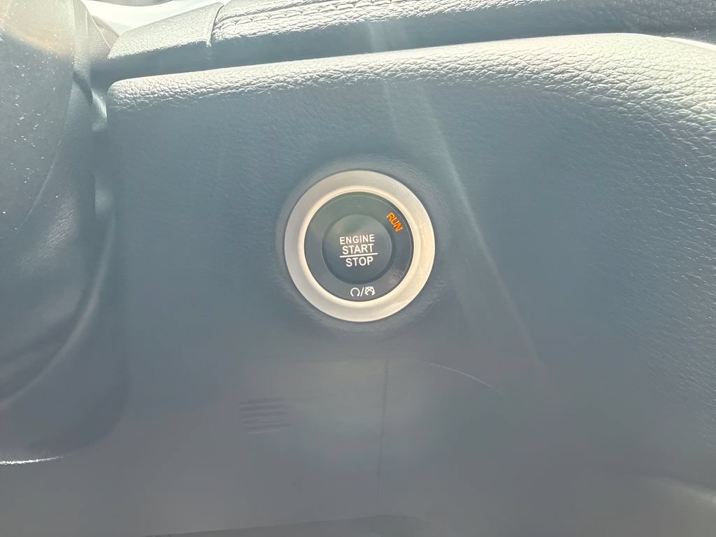 Used 2025 Chrysler Pacifica Limited FWD image 17