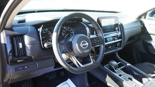 Used 2024 Nissan Pathfinder SV image 19