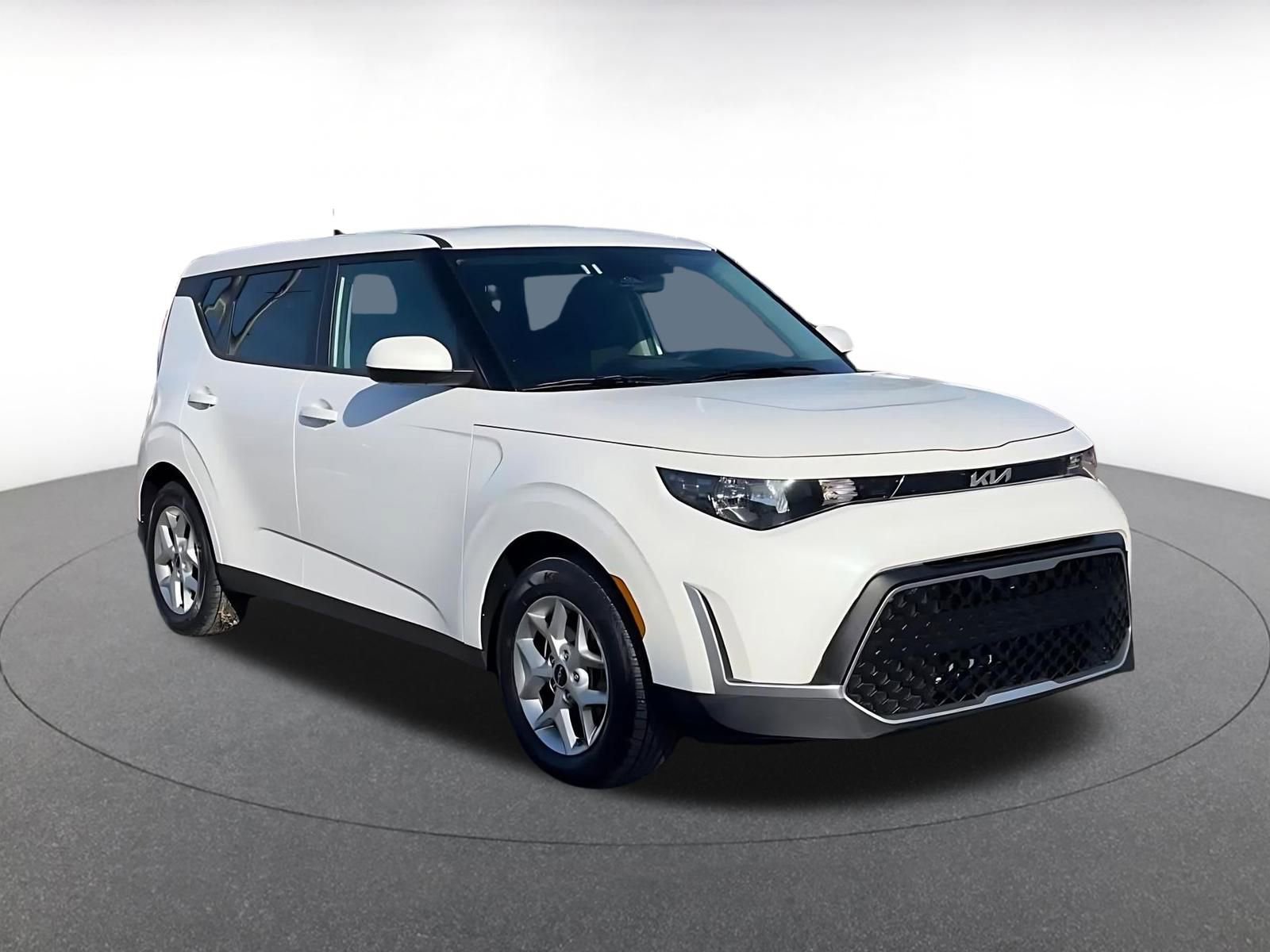 Used 2025 Kia Soul LX w/ LX Technology Package image 3